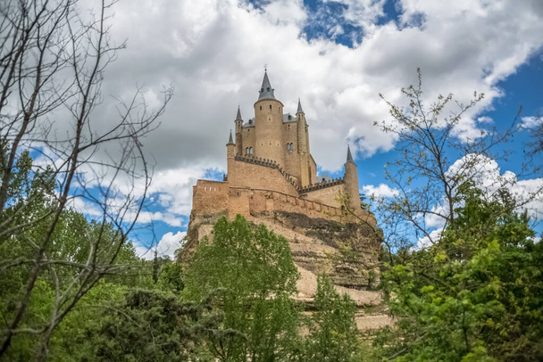 Segovia / İspanya - 05: 13 2021: Segovia 'nın ikonik İspanyol ortaçağ şatosu Alcazar' daki görkemli cephe manzarası - Fotoğraf, Görsel