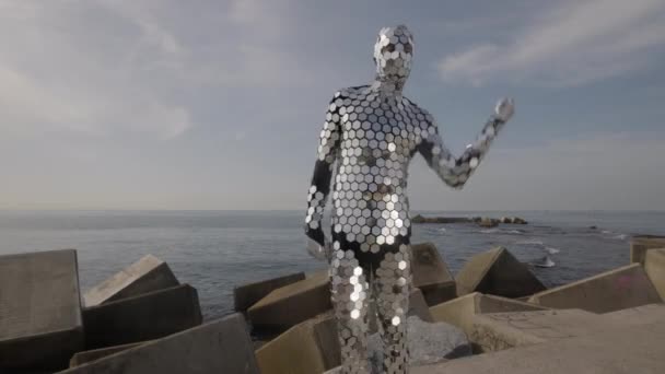 Sparkling discosuit homem dançando ao lado do mar - Filmagem, Vídeo