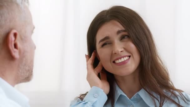 Γυναίκα ασθενής που πάσχουν από πόνο στο αυτί μιλώντας με θεραπευτή εσωτερική - Πλάνα, βίντεο