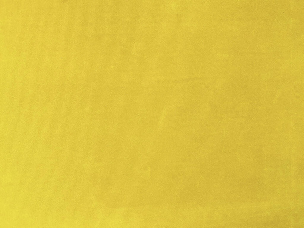 Желтая бархатная ткань текстура используется в качестве фона. Пустой желтый тканевый фон из мягкого и гладкого текстильного материала. Есть место для текста. - Фото, изображение