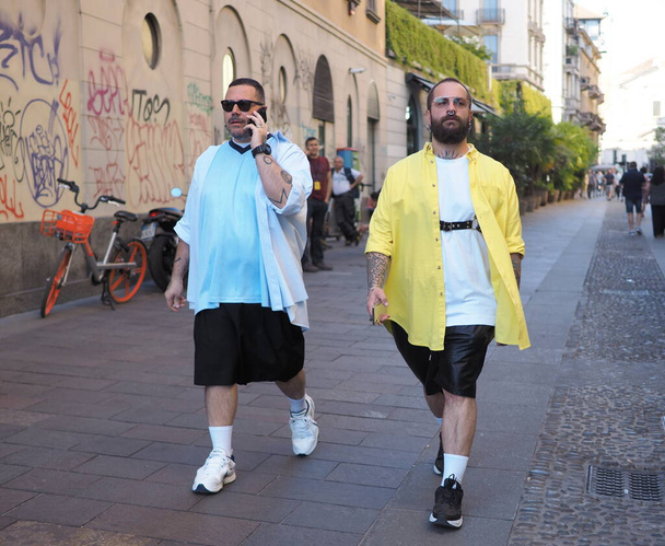Fashion Bloggers Вуличний стиль одягу перед показом моди Palm Angels під час Milano Fashion Week man 2019 / 2020 - Фото, зображення