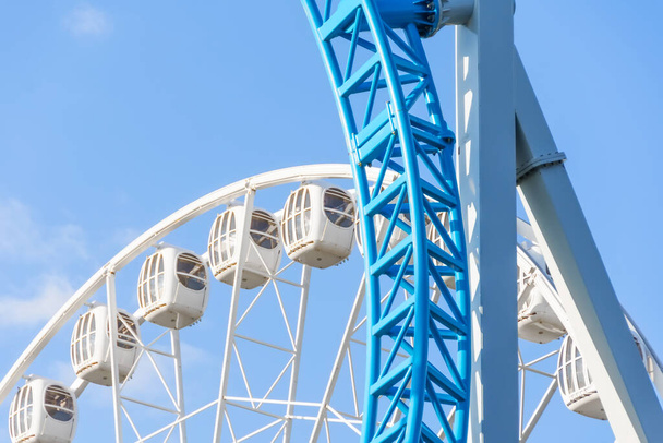 Przejażdżki po parku rozrywki, kolejka górska Ferris Wheel - Zdjęcie, obraz
