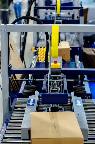 Автоматическая машина для уплотнения картона ленты, коробочный складной станок - Фото, изображение