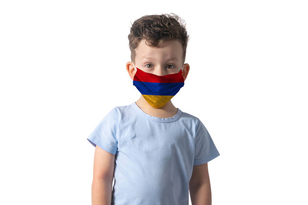 Αναπνευστής με σημαία της Αρμενίας. Λευκό αγόρι βάζει ιατρική μάσκα προσώπου απομονώνονται σε λευκό φόντο. - Φωτογραφία, εικόνα