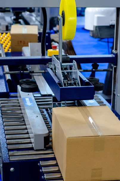 Автоматическая машина для уплотнения картона ленты, коробочный складной станок - Фото, изображение