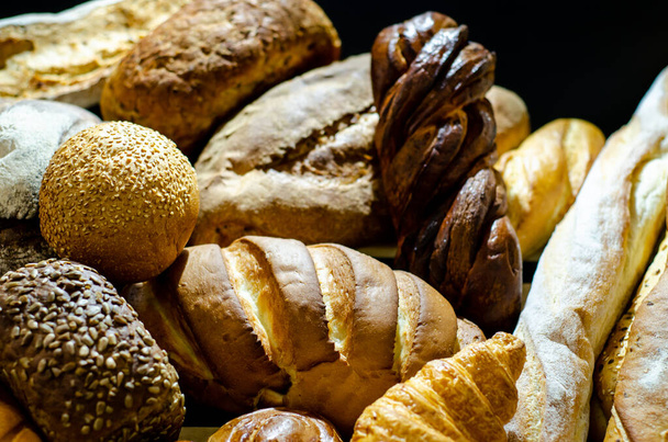 Gebakken goederen. Boterbroodjes, Franse stokbrood, croissant en brood. - Foto, afbeelding