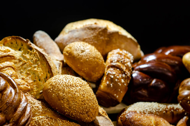 Productos horneados. Bollos de mantequilla, baguette francés, croissant y pan. - Foto, imagen