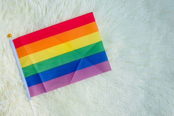 LMBTQ Szivárvány zászló fehér háttérrel. Támogatása leszbikus, meleg, biszexuális, transznemű és meleg közösség és a büszkeség hónap koncepció - Fotó, kép