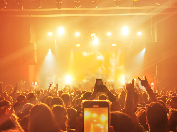 sylwetki tłumu koncertowego przed jasnymi światłami sceny - Zdjęcie, obraz