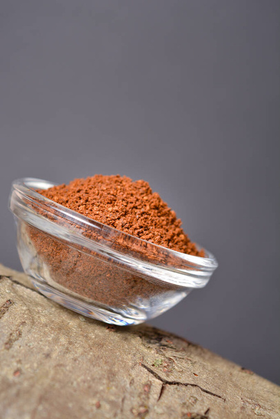Πλευρική άποψη του Ground καφέ σερβίρεται σε γυάλινο μπολ σε ξύλινο φόντο κούτσουρο. Υψηλής ποιότητας βιολογικό αραβικό καβουρδισμένο καφέ. Αντιγραφή εικόνας κενού κειμένου - Φωτογραφία, εικόνα