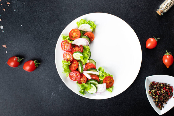 čerstvý salát zelenina rajčata, okurka, cibule, salát organické jídlo na stole zdravé jídlo snack kopie prostor jídlo pozadí rustikální. pohled shora keto nebo paleo strava vegetariánské nebo vegetariánské - Fotografie, Obrázek