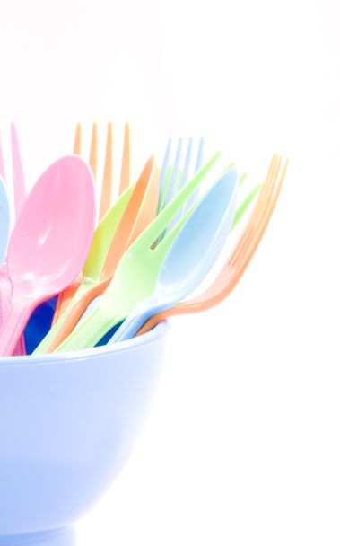 Vasellame di plastica costituito da cucchiai, forchette e ciotole
  - Foto, immagini