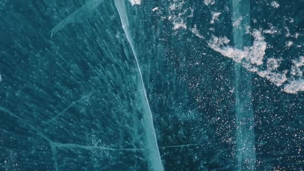 Upea näkymä rivit jäädytetty ilmakuplia läpinäkyvä sininen jää järven Baikal - Materiaali, video