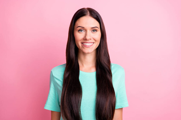 Портрет молодого привлекательного прекрасного хорошего настроения улыбается девушка с длинными каштановыми волосами изолированы на розовом фоне - Фото, изображение