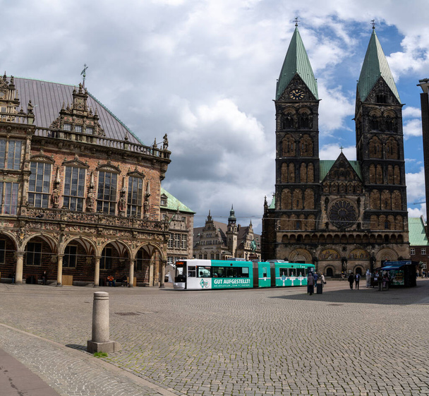 Bremen, Saksa - 25. toukokuuta 2021: raitiovaunu kaupungintalon ja katedraalin edessä Bremenin historiallisessa vanhassa keskustassa - Valokuva, kuva