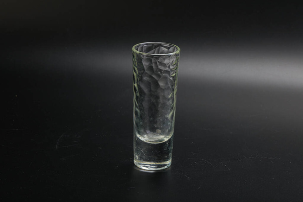 Leeg glas voor wijnstokken of water geïsoleerd - Foto, afbeelding