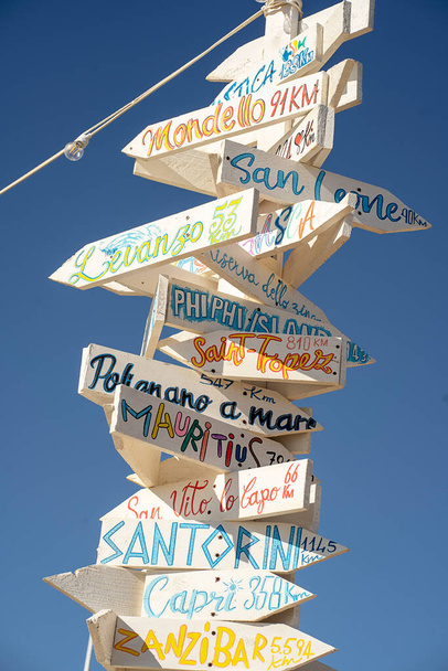 自由選択方向標識旅行ランドマークと休暇のコンセプト背景に青空 - 写真・画像