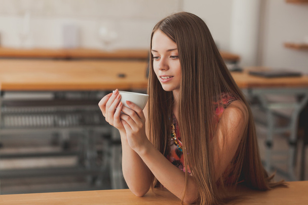 krásná mladá žena pití kávy v kuchyni - Fotografie, Obrázek