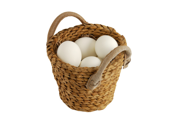 Fehér tojás található mintás kosár, mint fogalom, a koncentrációs kockázat - Fotó, kép