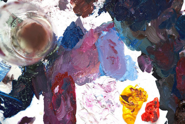 Une palette avec peinture multicolore et un verre à l'huile - Photo, image