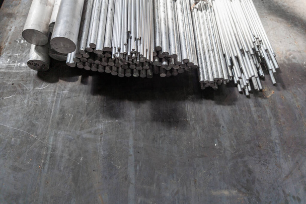 alüminyum siyah çelik yüzeyde uzun ürünler - Fotoğraf, Görsel