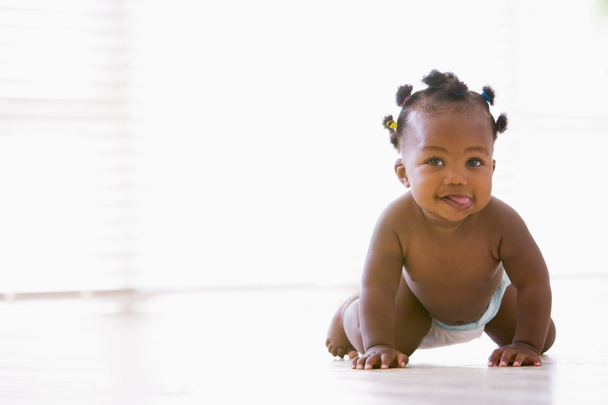 Baby crawling indoors - Valokuva, kuva