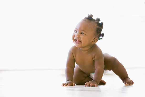 Baby crawling indoors smiling - Zdjęcie, obraz