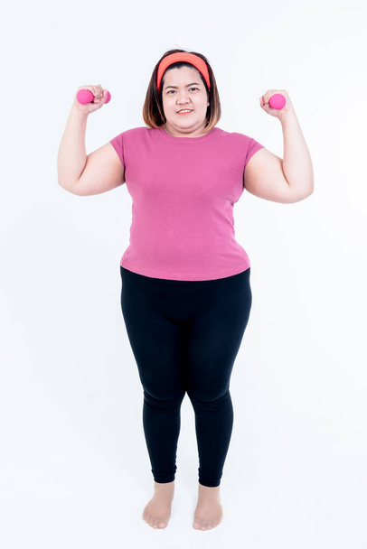 Asiatische dicke Frau, die mit Grundhaltungen trainiert, Gewicht verliert und gesund bleibt und Immunität gegen Krankheiten hat, Auf weißem Hintergrund, Konzept für Menschen und Gesundheitsfürsorge mit Bewegung - Foto, Bild