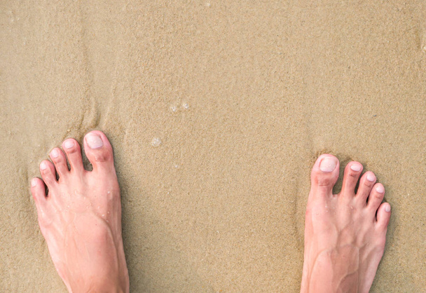 Voeten van de mens die op het strand wachten op de golf van de zee, Ontspan vakantie in een vakantieplan, Top Down View Achtergrond met kopieerruimte - Foto, afbeelding