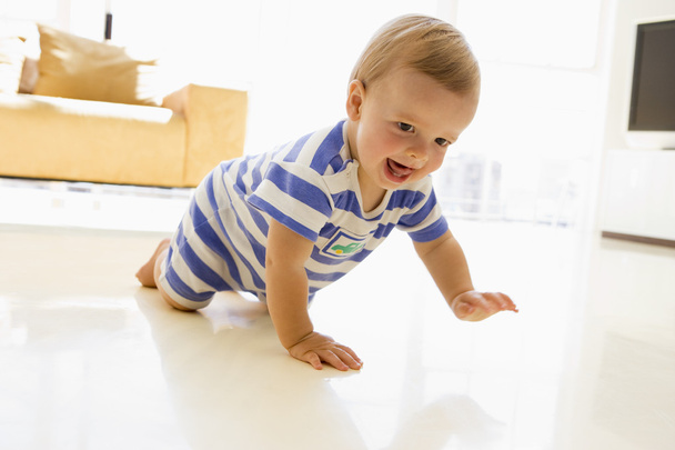 Baby crawling in living room - Φωτογραφία, εικόνα