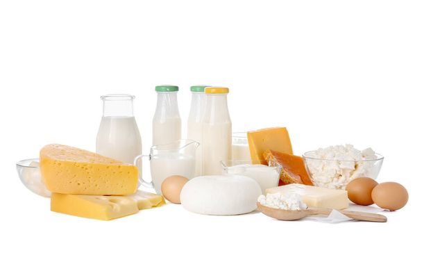 Diversi prodotti lattiero-caseari e uova di pollo su sfondo bianco - Foto, immagini