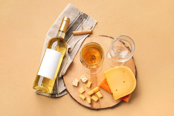 Samenstelling met fles wijn en lekkere kaas op kleur achtergrond - Foto, afbeelding