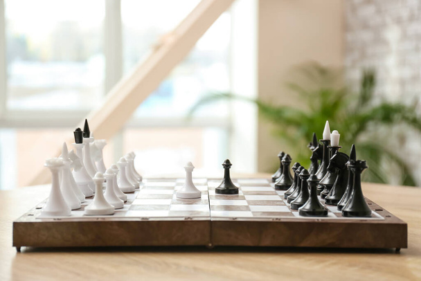 Tabule s šachovými figurkami na stole - Fotografie, Obrázek
