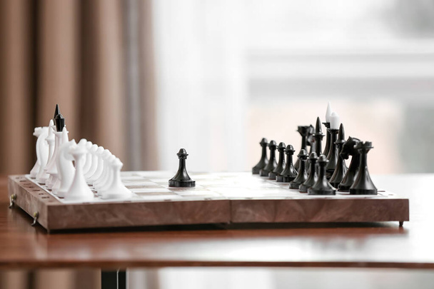 Deska ze szachownicami na stole - Zdjęcie, obraz