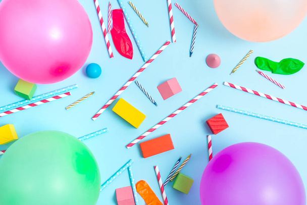 カラフルな誕生日パーティーのデザイン明るいお祝いの計画のアイデア新しいフラッシュ装飾バルーンコンフェッティキャンドルフェスティバルデザインパーティーのニーズを祝う - 写真・画像