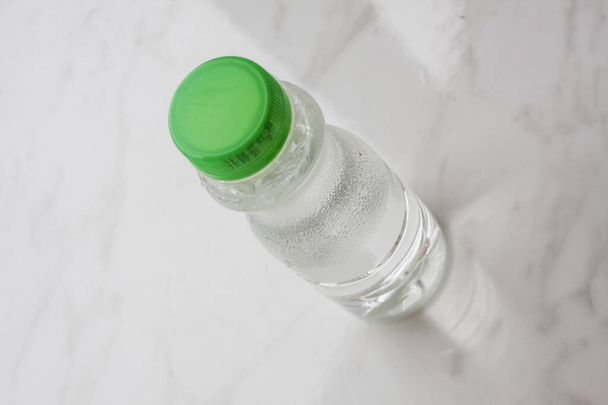 Bottiglie di plastica su fondo chiaro con e senza acqua - Foto, immagini