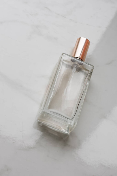 Parfum met decoraties en kleine flesjes op een witte achtergrond - Foto, afbeelding