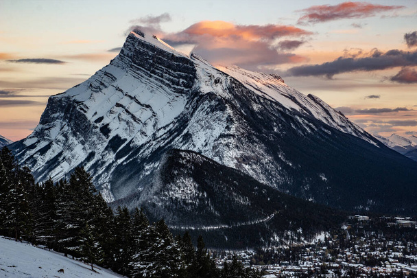Гора Рандл и Банф в Альберте Канада, как видно с горы Норки - Фото, изображение