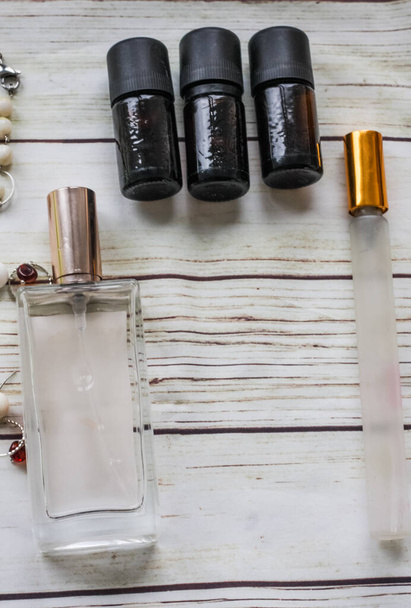 Parfum met decoraties en kleine flesjes op een witte achtergrond - Foto, afbeelding