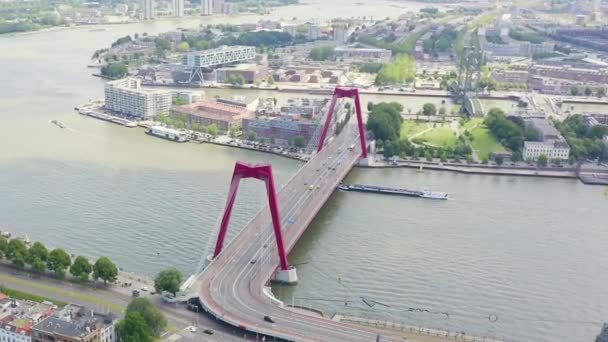 Dolly ráközelít. Rotterdam, Hollandia. Williamsburg függőhíd a Nieuwe Maas folyó felett - Felvétel, videó