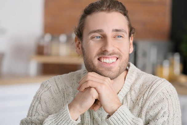 Usmívající se mladý muž doma - Fotografie, Obrázek