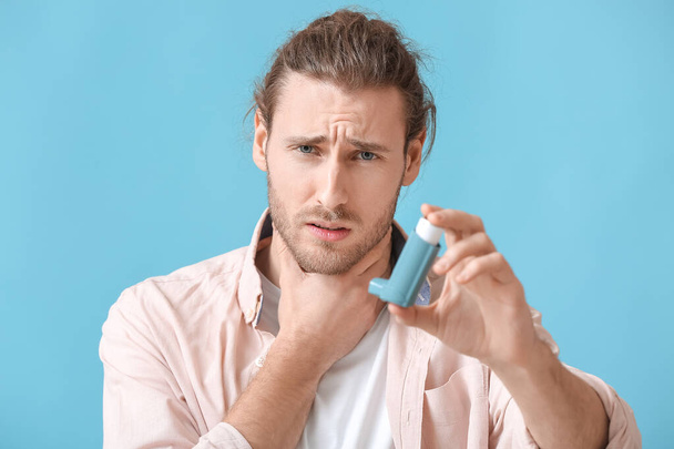 Молодий чоловік з інгалятором атакує астму на кольоровому фоні
 - Фото, зображення