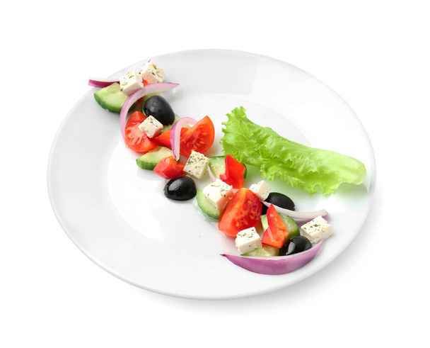 Tányér ízletes görög salátával fehér alapon - Fotó, kép