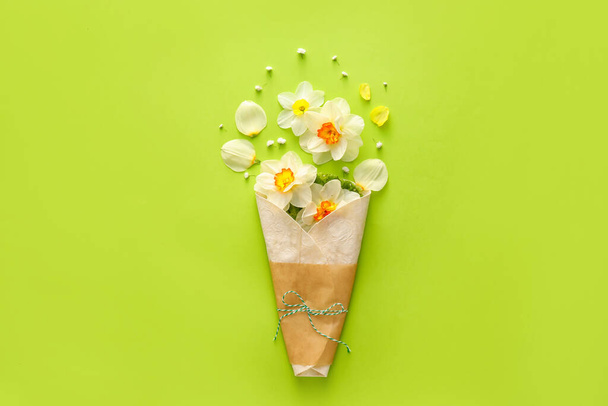 Δημιουργική σύνθεση με τορτίγια και λουλούδια στο φόντο χρώμα - Φωτογραφία, εικόνα