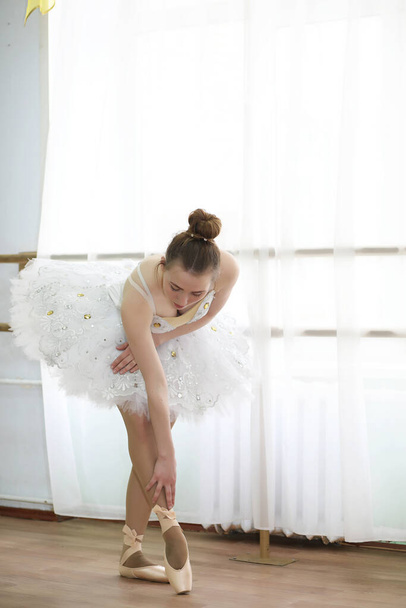 Pretty girl ballet dancer practicing indoor - Foto, Imagem