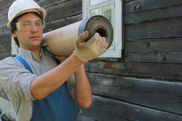 человек в виде строителя ремонтирует дом - Фото, изображение