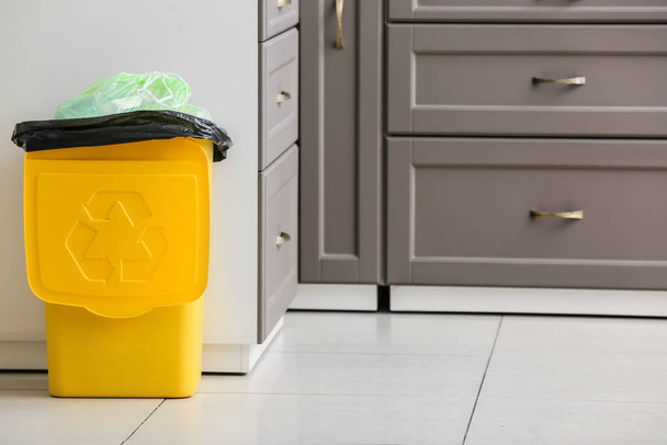 Rubbish bin with logo of recycling at home - Foto, afbeelding