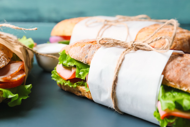 Смачні бутерброди чіабата на темному фоні
 - Фото, зображення
