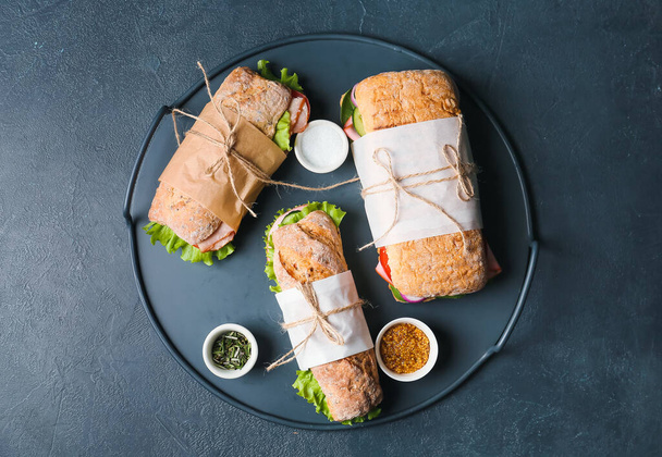 Tálca finom ciabatta szendvicsekkel sötét alapon - Fotó, kép