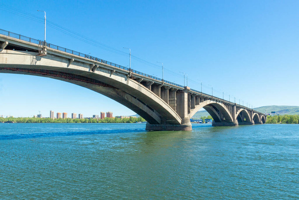 Pohled na most Communal z nábřeží řeky Jenisej v Krasnojarsku, Rusko za slunečného dne - Fotografie, Obrázek